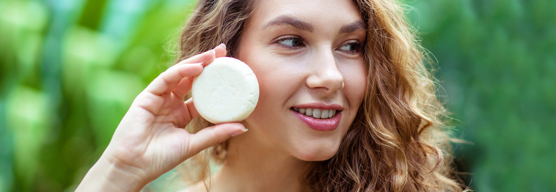 Shampoing sec : le guide complet des avantages, limites et bons gestes