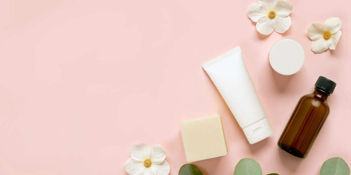 Bannière avec des produits de cosmétique